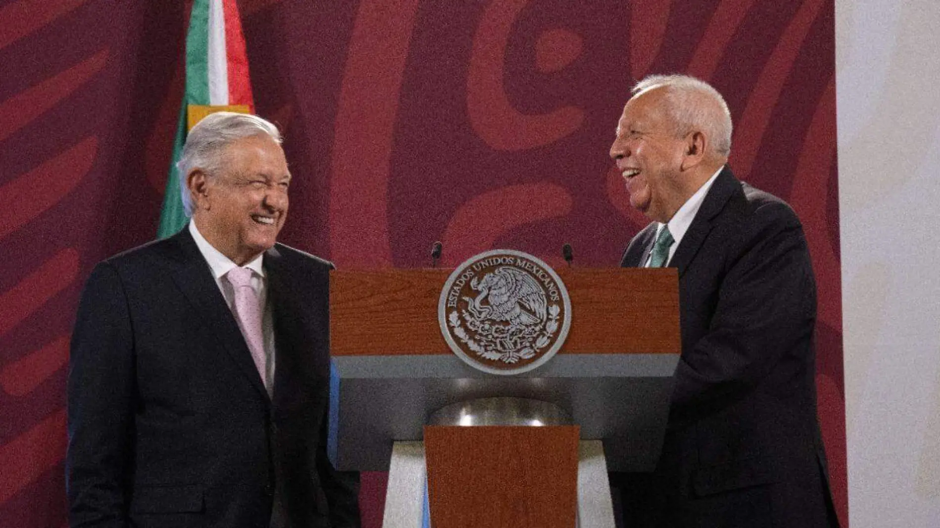 Francisco Garduño y AMLO en Palacio Nacional